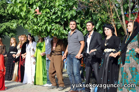 Yüksekova'da 01-02-Eylül 2012'de dünya evine giren çiftlerimizi sizlerler için sayfamıza taşıdık. Yüksekova Güncel Ailesi olarak tüm çitflerimize mutluluklar dileriz. Fotoğraf & Görüntü: Yaşar KAPLAN