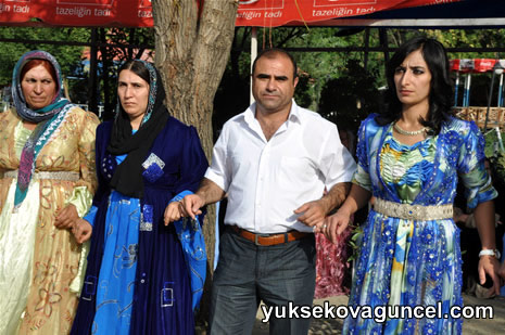 Yüksekova'da 01-02-Eylül 2012'de dünya evine giren çiftlerimizi sizlerler için sayfamıza taşıdık. Yüksekova Güncel Ailesi olarak tüm çitflerimize mutluluklar dileriz. Fotoğraf & Görüntü: Yaşar KAPLAN