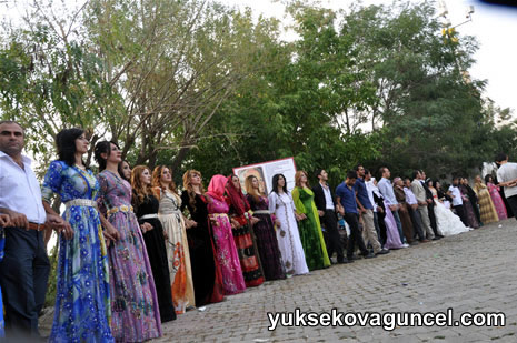 Yüksekova'da 01-02-Eylül 2012'de dünya evine giren çiftlerimizi sizlerler için sayfamıza taşıdık. Yüksekova Güncel Ailesi olarak tüm çitflerimize mutluluklar dileriz. Fotoğraf & Görüntü: Yaşar KAPLAN