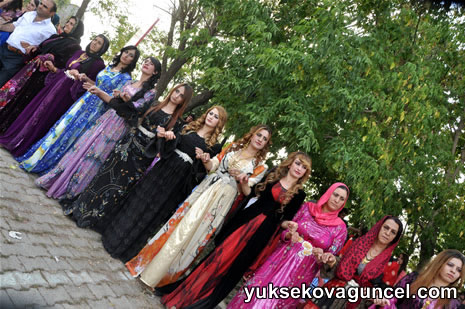 Yüksekova'da 01-02-Eylül 2012'de dünya evine giren çiftlerimizi sizlerler için sayfamıza taşıdık. Yüksekova Güncel Ailesi olarak tüm çitflerimize mutluluklar dileriz. Fotoğraf & Görüntü: Yaşar KAPLAN