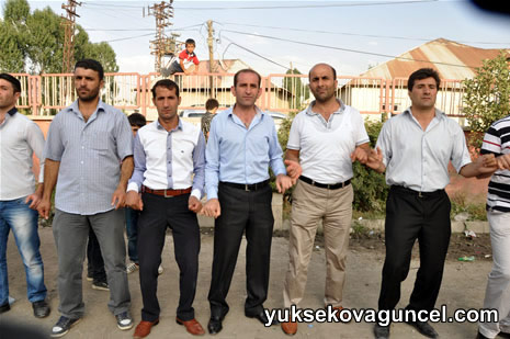 Yüksekova'da 01-02-Eylül 2012'de dünya evine giren çiftlerimizi sizlerler için sayfamıza taşıdık. Yüksekova Güncel Ailesi olarak tüm çitflerimize mutluluklar dileriz. Fotoğraf & Görüntü: Yaşar KAPLAN