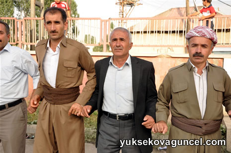 Yüksekova'da 01-02-Eylül 2012'de dünya evine giren çiftlerimizi sizlerler için sayfamıza taşıdık. Yüksekova Güncel Ailesi olarak tüm çitflerimize mutluluklar dileriz. Fotoğraf & Görüntü: Yaşar KAPLAN