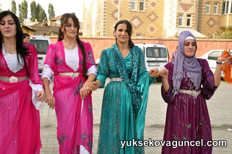 Yüksekova'da 01-02-Eylül 2012'de dünya evine giren çiftlerimizi sizlerler için sayfamıza taşıdık. Yüksekova Güncel Ailesi olarak tüm çitflerimize mutluluklar dileriz. Fotoğraf & Görüntü: Yaşar KAPLAN