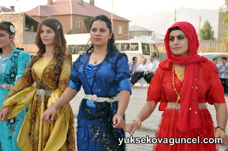 Yüksekova'da 01-02-Eylül 2012'de dünya evine giren çiftlerimizi sizlerler için sayfamıza taşıdık. Yüksekova Güncel Ailesi olarak tüm çitflerimize mutluluklar dileriz. Fotoğraf & Görüntü: Yaşar KAPLAN