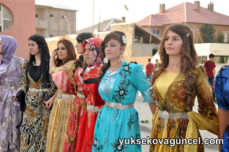 Yüksekova'da 01-02-Eylül 2012'de dünya evine giren çiftlerimizi sizlerler için sayfamıza taşıdık. Yüksekova Güncel Ailesi olarak tüm çitflerimize mutluluklar dileriz. Fotoğraf & Görüntü: Yaşar KAPLAN