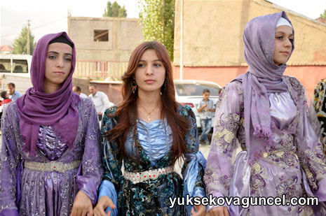 Yüksekova'da 01-02-Eylül 2012'de dünya evine giren çiftlerimizi sizlerler için sayfamıza taşıdık. Yüksekova Güncel Ailesi olarak tüm çitflerimize mutluluklar dileriz. Fotoğraf & Görüntü: Yaşar KAPLAN