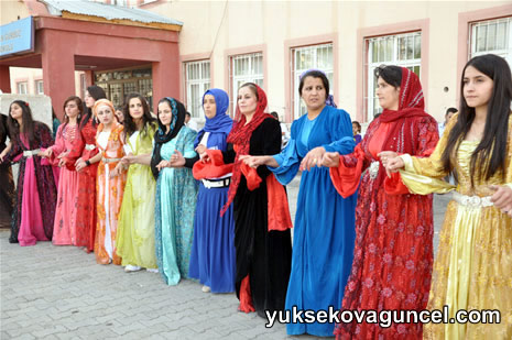 Yüksekova'da 01-02-Eylül 2012'de dünya evine giren çiftlerimizi sizlerler için sayfamıza taşıdık. Yüksekova Güncel Ailesi olarak tüm çitflerimize mutluluklar dileriz. Fotoğraf & Görüntü: Yaşar KAPLAN