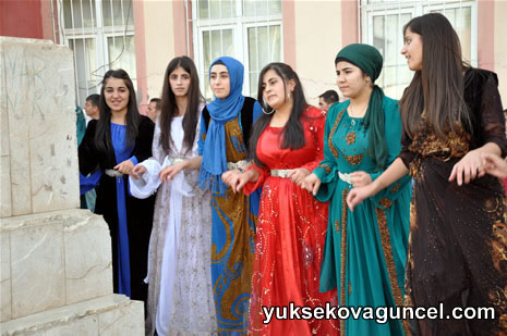 Yüksekova'da 01-02-Eylül 2012'de dünya evine giren çiftlerimizi sizlerler için sayfamıza taşıdık. Yüksekova Güncel Ailesi olarak tüm çitflerimize mutluluklar dileriz. Fotoğraf & Görüntü: Yaşar KAPLAN