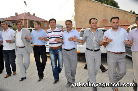 Yüksekova'da 01-02-Eylül 2012'de dünya evine giren çiftlerimizi sizlerler için sayfamıza taşıdık. Yüksekova Güncel Ailesi olarak tüm çitflerimize mutluluklar dileriz. Fotoğraf & Görüntü: Yaşar KAPLAN