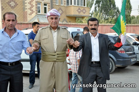 Yüksekova'da 01-02-Eylül 2012'de dünya evine giren çiftlerimizi sizlerler için sayfamıza taşıdık. Yüksekova Güncel Ailesi olarak tüm çitflerimize mutluluklar dileriz. Fotoğraf & Görüntü: Yaşar KAPLAN