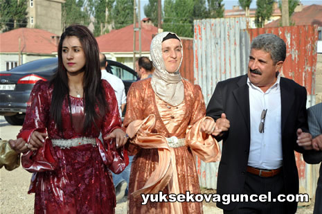 Yüksekova'da 01-02-Eylül 2012'de dünya evine giren çiftlerimizi sizlerler için sayfamıza taşıdık. Yüksekova Güncel Ailesi olarak tüm çitflerimize mutluluklar dileriz. Fotoğraf & Görüntü: Yaşar KAPLAN