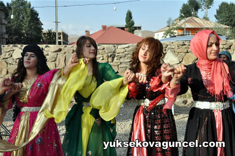 Yüksekova'da 01-02-Eylül 2012'de dünya evine giren çiftlerimizi sizlerler için sayfamıza taşıdık. Yüksekova Güncel Ailesi olarak tüm çitflerimize mutluluklar dileriz. Fotoğraf & Görüntü: Yaşar KAPLAN