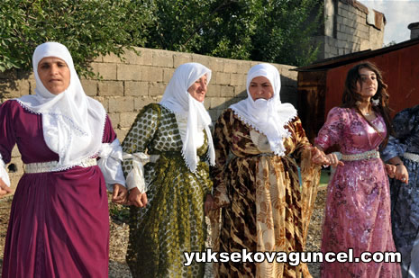 Yüksekova'da 01-02-Eylül 2012'de dünya evine giren çiftlerimizi sizlerler için sayfamıza taşıdık. Yüksekova Güncel Ailesi olarak tüm çitflerimize mutluluklar dileriz. Fotoğraf & Görüntü: Yaşar KAPLAN