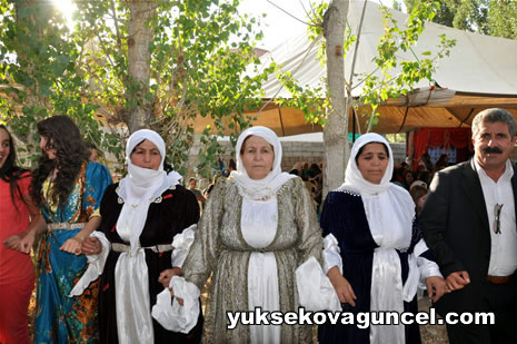 Yüksekova'da 01-02-Eylül 2012'de dünya evine giren çiftlerimizi sizlerler için sayfamıza taşıdık. Yüksekova Güncel Ailesi olarak tüm çitflerimize mutluluklar dileriz. Fotoğraf & Görüntü: Yaşar KAPLAN