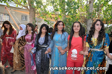 Yüksekova'da 01-02-Eylül 2012'de dünya evine giren çiftlerimizi sizlerler için sayfamıza taşıdık. Yüksekova Güncel Ailesi olarak tüm çitflerimize mutluluklar dileriz. Fotoğraf & Görüntü: Yaşar KAPLAN