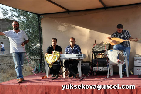 Yüksekova'da 01-02-Eylül 2012'de dünya evine giren çiftlerimizi sizlerler için sayfamıza taşıdık. Yüksekova Güncel Ailesi olarak tüm çitflerimize mutluluklar dileriz. Fotoğraf & Görüntü: Yaşar KAPLAN