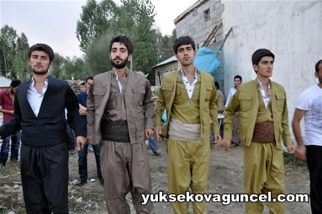 Yüksekova'da 01-02-Eylül 2012'de dünya evine giren çiftlerimizi sizlerler için sayfamıza taşıdık. Yüksekova Güncel Ailesi olarak tüm çitflerimize mutluluklar dileriz. Fotoğraf & Görüntü: Yaşar KAPLAN