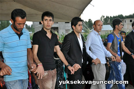 Yüksekova'da 01-02-Eylül 2012'de dünya evine giren çiftlerimizi sizlerler için sayfamıza taşıdık. Yüksekova Güncel Ailesi olarak tüm çitflerimize mutluluklar dileriz. Fotoğraf & Görüntü: Yaşar KAPLAN