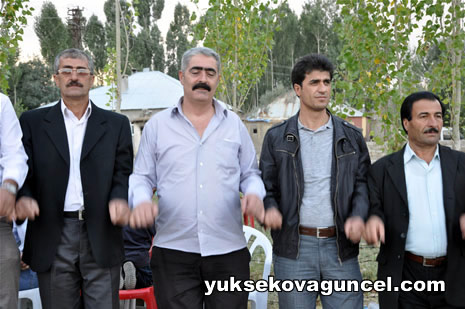 Yüksekova'da 01-02-Eylül 2012'de dünya evine giren çiftlerimizi sizlerler için sayfamıza taşıdık. Yüksekova Güncel Ailesi olarak tüm çitflerimize mutluluklar dileriz. Fotoğraf & Görüntü: Yaşar KAPLAN