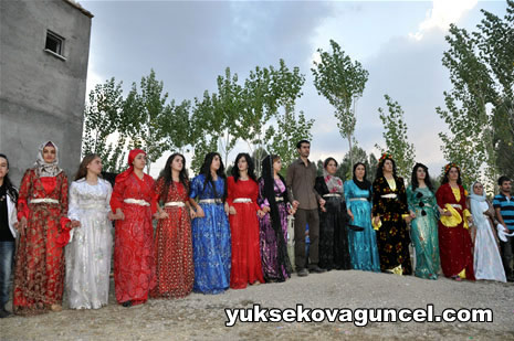 Yüksekova'da 01-02-Eylül 2012'de dünya evine giren çiftlerimizi sizlerler için sayfamıza taşıdık. Yüksekova Güncel Ailesi olarak tüm çitflerimize mutluluklar dileriz. Fotoğraf & Görüntü: Yaşar KAPLAN
