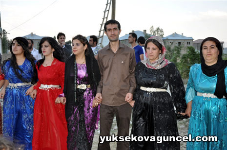 Yüksekova'da 01-02-Eylül 2012'de dünya evine giren çiftlerimizi sizlerler için sayfamıza taşıdık. Yüksekova Güncel Ailesi olarak tüm çitflerimize mutluluklar dileriz. Fotoğraf & Görüntü: Yaşar KAPLAN