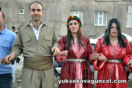 Yüksekova'da 01-02-Eylül 2012'de dünya evine giren çiftlerimizi sizlerler için sayfamıza taşıdık. Yüksekova Güncel Ailesi olarak tüm çitflerimize mutluluklar dileriz. Fotoğraf & Görüntü: Yaşar KAPLAN