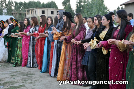 Yüksekova'da 01-02-Eylül 2012'de dünya evine giren çiftlerimizi sizlerler için sayfamıza taşıdık. Yüksekova Güncel Ailesi olarak tüm çitflerimize mutluluklar dileriz. Fotoğraf & Görüntü: Yaşar KAPLAN