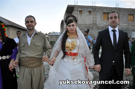 Yüksekova'da 01-02-Eylül 2012'de dünya evine giren çiftlerimizi sizlerler için sayfamıza taşıdık. Yüksekova Güncel Ailesi olarak tüm çitflerimize mutluluklar dileriz. Fotoğraf & Görüntü: Yaşar KAPLAN