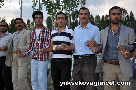 Yüksekova'da 01-02-Eylül 2012'de dünya evine giren çiftlerimizi sizlerler için sayfamıza taşıdık. Yüksekova Güncel Ailesi olarak tüm çitflerimize mutluluklar dileriz. Fotoğraf & Görüntü: Yaşar KAPLAN
