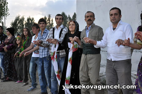 Yüksekova'da 01-02-Eylül 2012'de dünya evine giren çiftlerimizi sizlerler için sayfamıza taşıdık. Yüksekova Güncel Ailesi olarak tüm çitflerimize mutluluklar dileriz. Fotoğraf & Görüntü: Yaşar KAPLAN