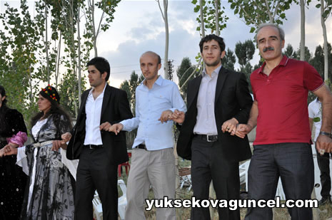 Yüksekova'da 01-02-Eylül 2012'de dünya evine giren çiftlerimizi sizlerler için sayfamıza taşıdık. Yüksekova Güncel Ailesi olarak tüm çitflerimize mutluluklar dileriz. Fotoğraf & Görüntü: Yaşar KAPLAN