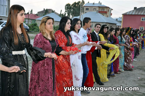 Yüksekova'da 01-02-Eylül 2012'de dünya evine giren çiftlerimizi sizlerler için sayfamıza taşıdık. Yüksekova Güncel Ailesi olarak tüm çitflerimize mutluluklar dileriz. Fotoğraf & Görüntü: Yaşar KAPLAN