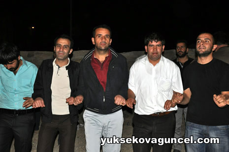 Yüksekova'da 01-02-Eylül 2012'de dünya evine giren çiftlerimizi sizlerler için sayfamıza taşıdık. Yüksekova Güncel Ailesi olarak tüm çitflerimize mutluluklar dileriz. Fotoğraf & Görüntü: Yaşar KAPLAN