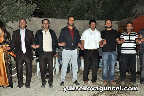 Yüksekova'da 01-02-Eylül 2012'de dünya evine giren çiftlerimizi sizlerler için sayfamıza taşıdık. Yüksekova Güncel Ailesi olarak tüm çitflerimize mutluluklar dileriz. Fotoğraf & Görüntü: Yaşar KAPLAN