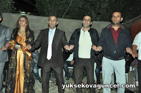 Yüksekova'da 01-02-Eylül 2012'de dünya evine giren çiftlerimizi sizlerler için sayfamıza taşıdık. Yüksekova Güncel Ailesi olarak tüm çitflerimize mutluluklar dileriz. Fotoğraf & Görüntü: Yaşar KAPLAN
