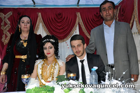Yüksekova'da 01-02-Eylül 2012'de dünya evine giren çiftlerimizi sizlerler için sayfamıza taşıdık. Yüksekova Güncel Ailesi olarak tüm çitflerimize mutluluklar dileriz. Fotoğraf & Görüntü: Yaşar KAPLAN