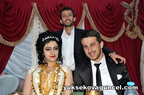 Yüksekova'da 01-02-Eylül 2012'de dünya evine giren çiftlerimizi sizlerler için sayfamıza taşıdık. Yüksekova Güncel Ailesi olarak tüm çitflerimize mutluluklar dileriz. Fotoğraf & Görüntü: Yaşar KAPLAN