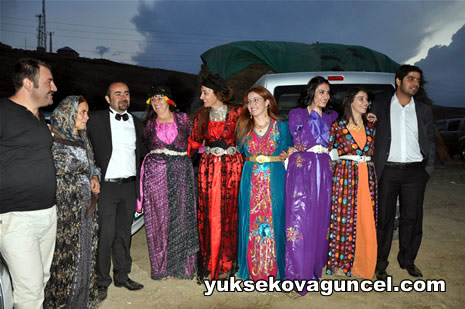 Yüksekova'da 01-02-Eylül 2012'de dünya evine giren çiftlerimizi sizlerler için sayfamıza taşıdık. Yüksekova Güncel Ailesi olarak tüm çitflerimize mutluluklar dileriz. Fotoğraf & Görüntü: Yaşar KAPLAN