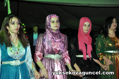 Yüksekova'da 01-02-Eylül 2012'de dünya evine giren çiftlerimizi sizlerler için sayfamıza taşıdık. Yüksekova Güncel Ailesi olarak tüm çitflerimize mutluluklar dileriz. Fotoğraf & Görüntü: Yaşar KAPLAN