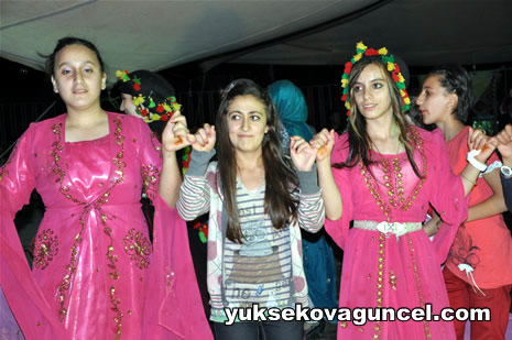 Yüksekova'da 01-02-Eylül 2012'de dünya evine giren çiftlerimizi sizlerler için sayfamıza taşıdık. Yüksekova Güncel Ailesi olarak tüm çitflerimize mutluluklar dileriz. Fotoğraf & Görüntü: Yaşar KAPLAN