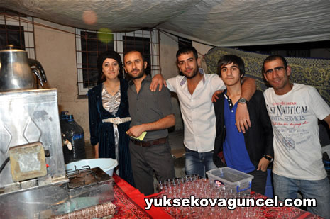 Yüksekova'da 01-02-Eylül 2012'de dünya evine giren çiftlerimizi sizlerler için sayfamıza taşıdık. Yüksekova Güncel Ailesi olarak tüm çitflerimize mutluluklar dileriz. Fotoğraf & Görüntü: Yaşar KAPLAN