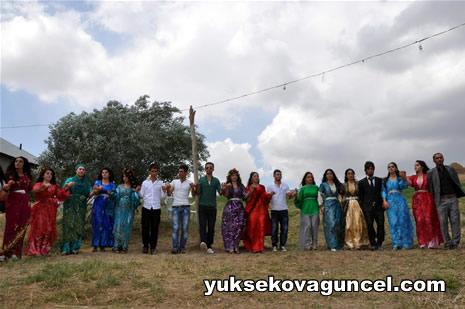 Yüksekova'da 01-02-Eylül 2012'de dünya evine giren çiftlerimizi sizlerler için sayfamıza taşıdık. Yüksekova Güncel Ailesi olarak tüm çitflerimize mutluluklar dileriz. Fotoğraf & Görüntü: Yaşar KAPLAN