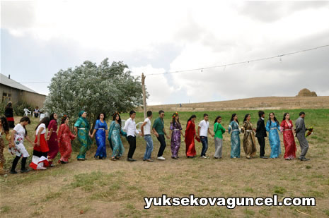 Yüksekova'da 01-02-Eylül 2012'de dünya evine giren çiftlerimizi sizlerler için sayfamıza taşıdık. Yüksekova Güncel Ailesi olarak tüm çitflerimize mutluluklar dileriz. Fotoğraf & Görüntü: Yaşar KAPLAN