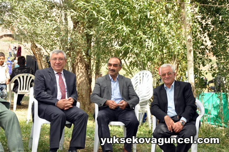 Yüksekova'da 01-02-Eylül 2012'de dünya evine giren çiftlerimizi sizlerler için sayfamıza taşıdık. Yüksekova Güncel Ailesi olarak tüm çitflerimize mutluluklar dileriz. Fotoğraf & Görüntü: Yaşar KAPLAN