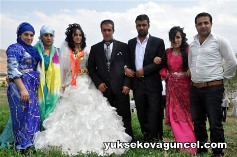Yüksekova'da 01-02-Eylül 2012'de dünya evine giren çiftlerimizi sizlerler için sayfamıza taşıdık. Yüksekova Güncel Ailesi olarak tüm çitflerimize mutluluklar dileriz. Fotoğraf & Görüntü: Yaşar KAPLAN