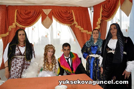 Yüksekova'da 01-02-Eylül 2012'de dünya evine giren çiftlerimizi sizlerler için sayfamıza taşıdık. Yüksekova Güncel Ailesi olarak tüm çitflerimize mutluluklar dileriz. Fotoğraf & Görüntü: Yaşar KAPLAN