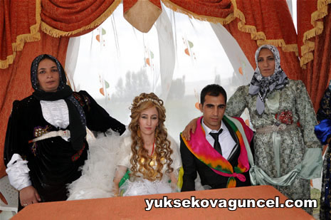Yüksekova'da 01-02-Eylül 2012'de dünya evine giren çiftlerimizi sizlerler için sayfamıza taşıdık. Yüksekova Güncel Ailesi olarak tüm çitflerimize mutluluklar dileriz. Fotoğraf & Görüntü: Yaşar KAPLAN