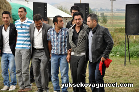 Yüksekova'da 01-02-Eylül 2012'de dünya evine giren çiftlerimizi sizlerler için sayfamıza taşıdık. Yüksekova Güncel Ailesi olarak tüm çitflerimize mutluluklar dileriz. Fotoğraf & Görüntü: Yaşar KAPLAN