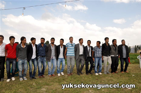 Yüksekova'da 01-02-Eylül 2012'de dünya evine giren çiftlerimizi sizlerler için sayfamıza taşıdık. Yüksekova Güncel Ailesi olarak tüm çitflerimize mutluluklar dileriz. Fotoğraf & Görüntü: Yaşar KAPLAN