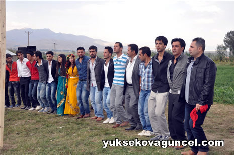 Yüksekova'da 01-02-Eylül 2012'de dünya evine giren çiftlerimizi sizlerler için sayfamıza taşıdık. Yüksekova Güncel Ailesi olarak tüm çitflerimize mutluluklar dileriz. Fotoğraf & Görüntü: Yaşar KAPLAN